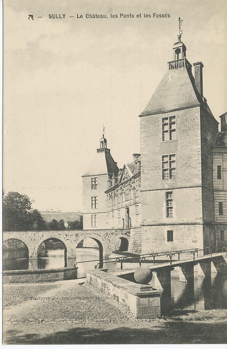 Sully. Le château. Les ponts et les fossés.