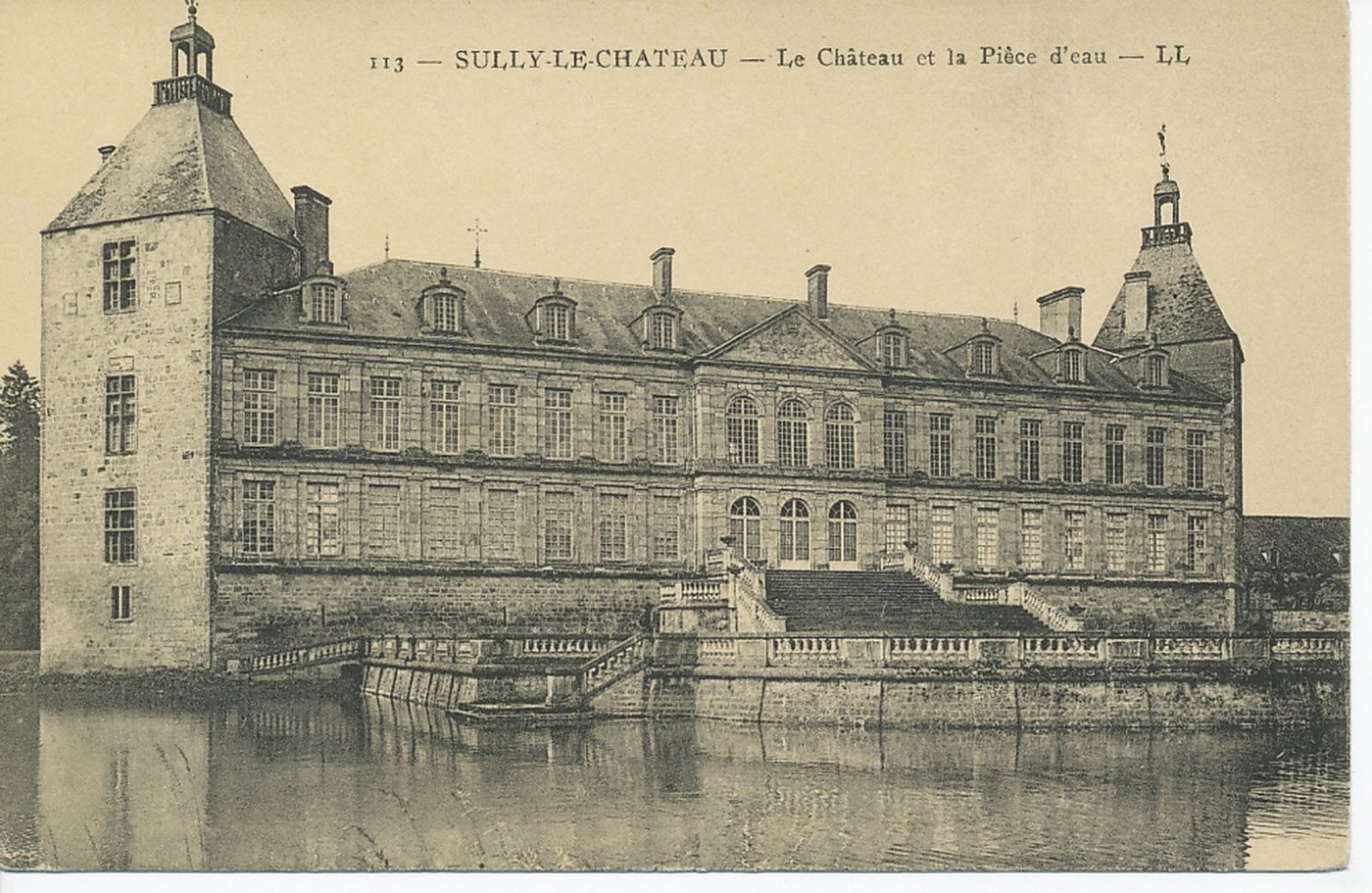 Sully-le-Château. Le château et la pièce d'eau.