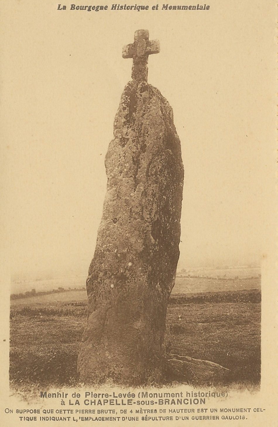 La Bourgogne historique et monumentale. Menhir de Pierre-Levée (monument historique) à la Chapelle-sous-Brancion. On suppose que cette pierre brute, de 4 mètres de hauteur est un monument celtique indiquant l'emplacement d'une sépulture d'un guerrier gaulois.