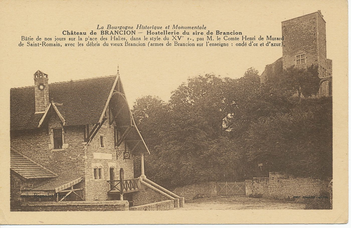 La Bourgogne historique et monumentale. Château de Brancion. Hostellerie du sire de Brancion. Bâtie de nos jours sur la place des Halles, dans le style du XVe s., par M. le comte Henri de Murard de Saint-Romain, avec les débris du vieux Brancion (armes de Brancion sur l'enseigne : ondé d'or et d'azur).
