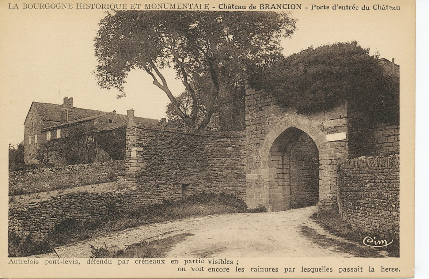 La Bourgogne historique et monumentale. Château de Brancion. Porte d'entrée du château. Autrefois pont-levis, défendu par créneaux en partie visibles ; on voit encore les rainures par lesquelles passait la herse.