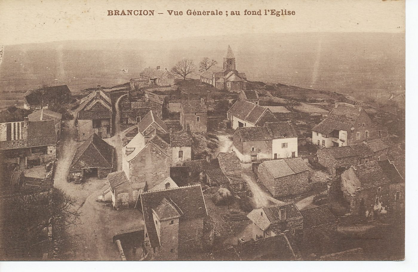 Brancion. Vue générale ; au fond l'église.