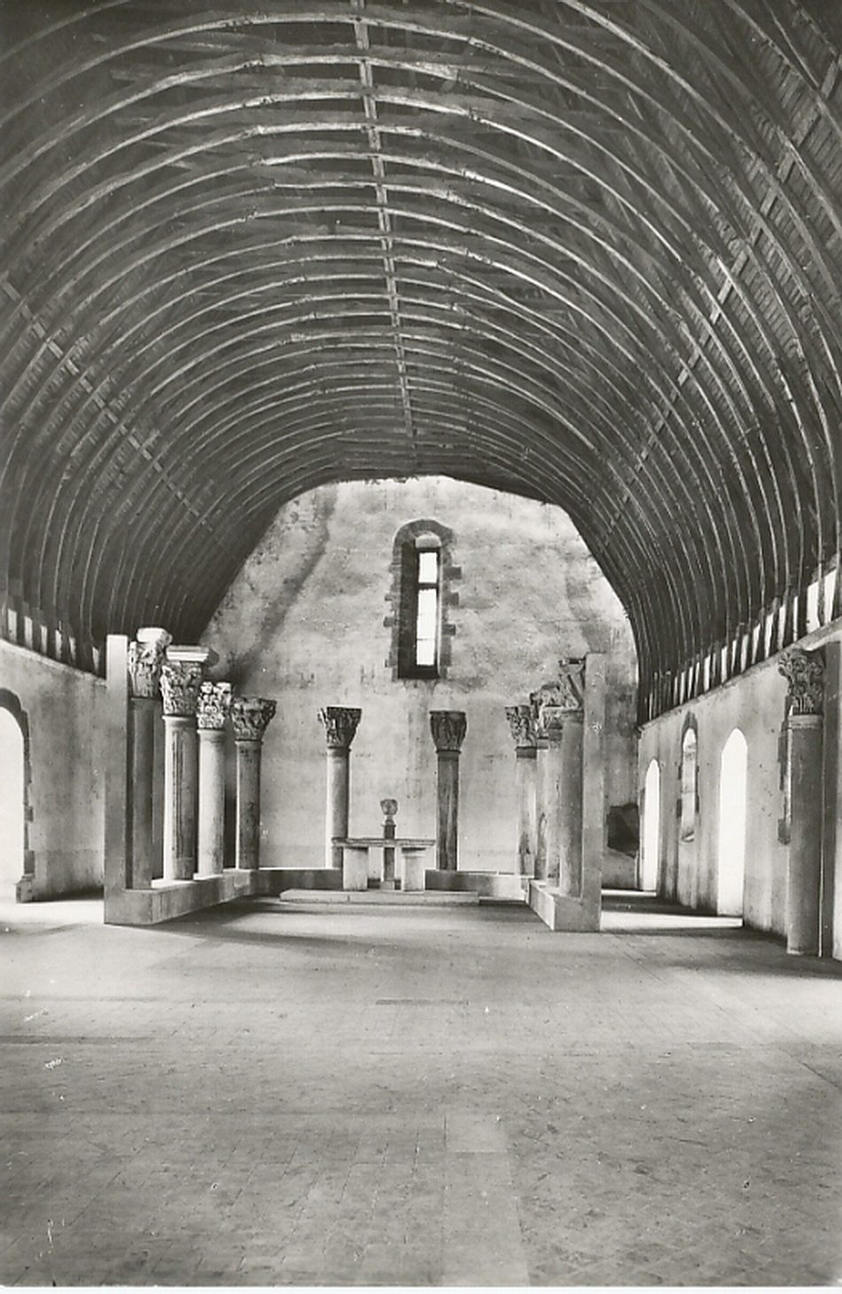 Cluny. L'abbaye. Le farinier (XIIIe s.). La salle haute.