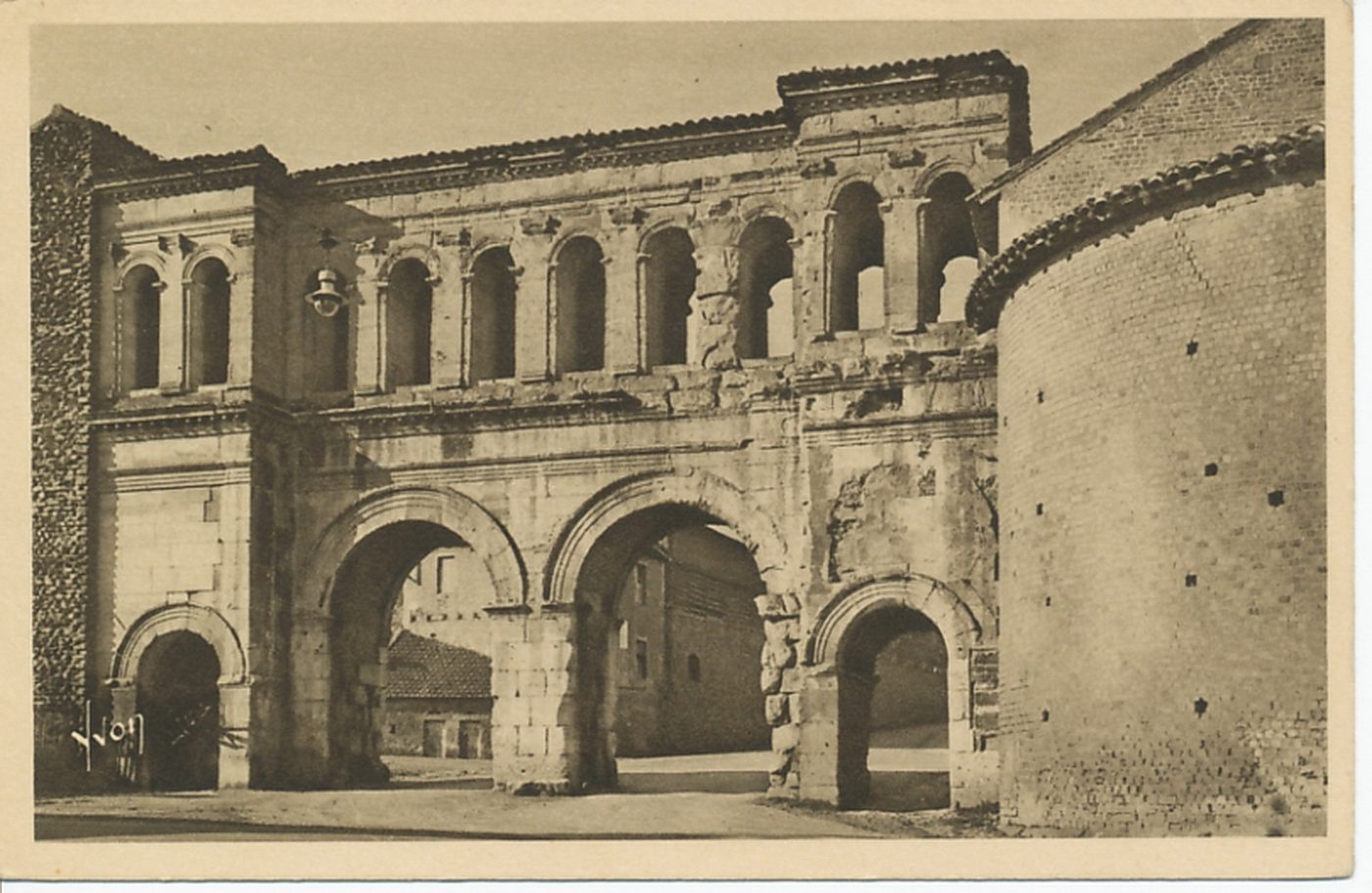 Autun. Porte Saint-André.