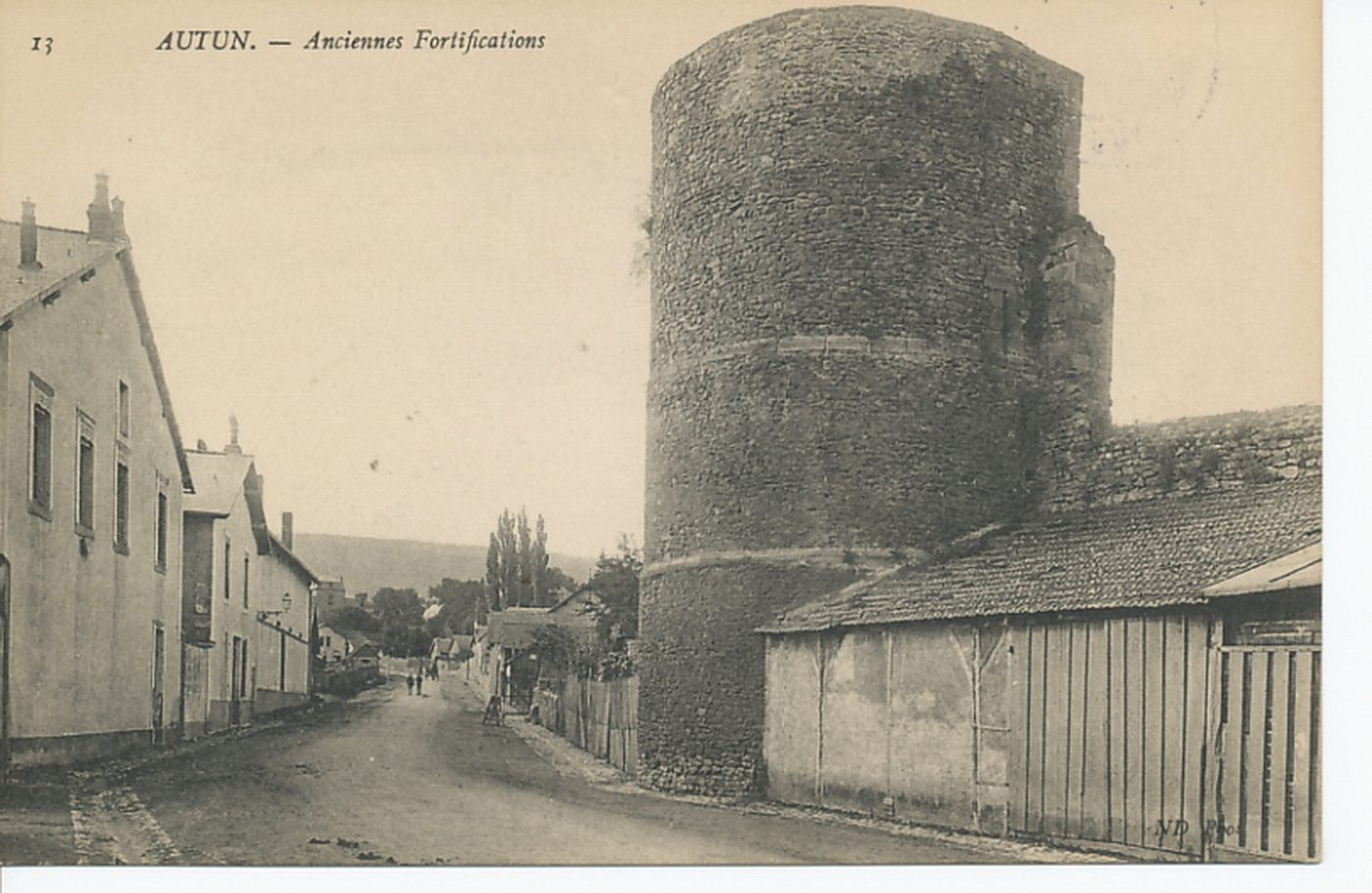 Autun. Anciennes fortifications.