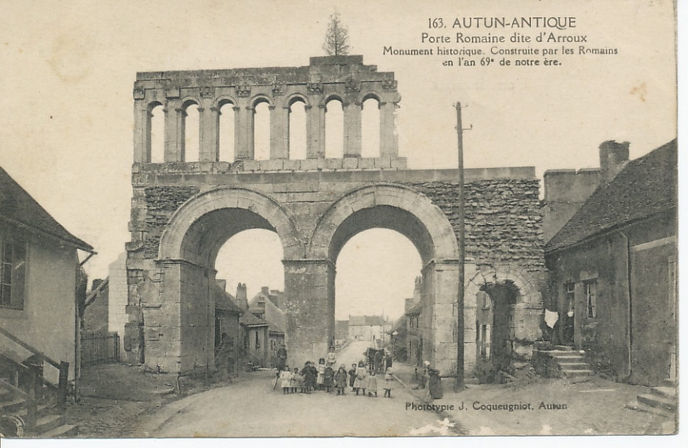 Autun antique. Porte romaine dite d'Arroux. Monument historique. Construite par les Romains en l'an 69 de notre ère.