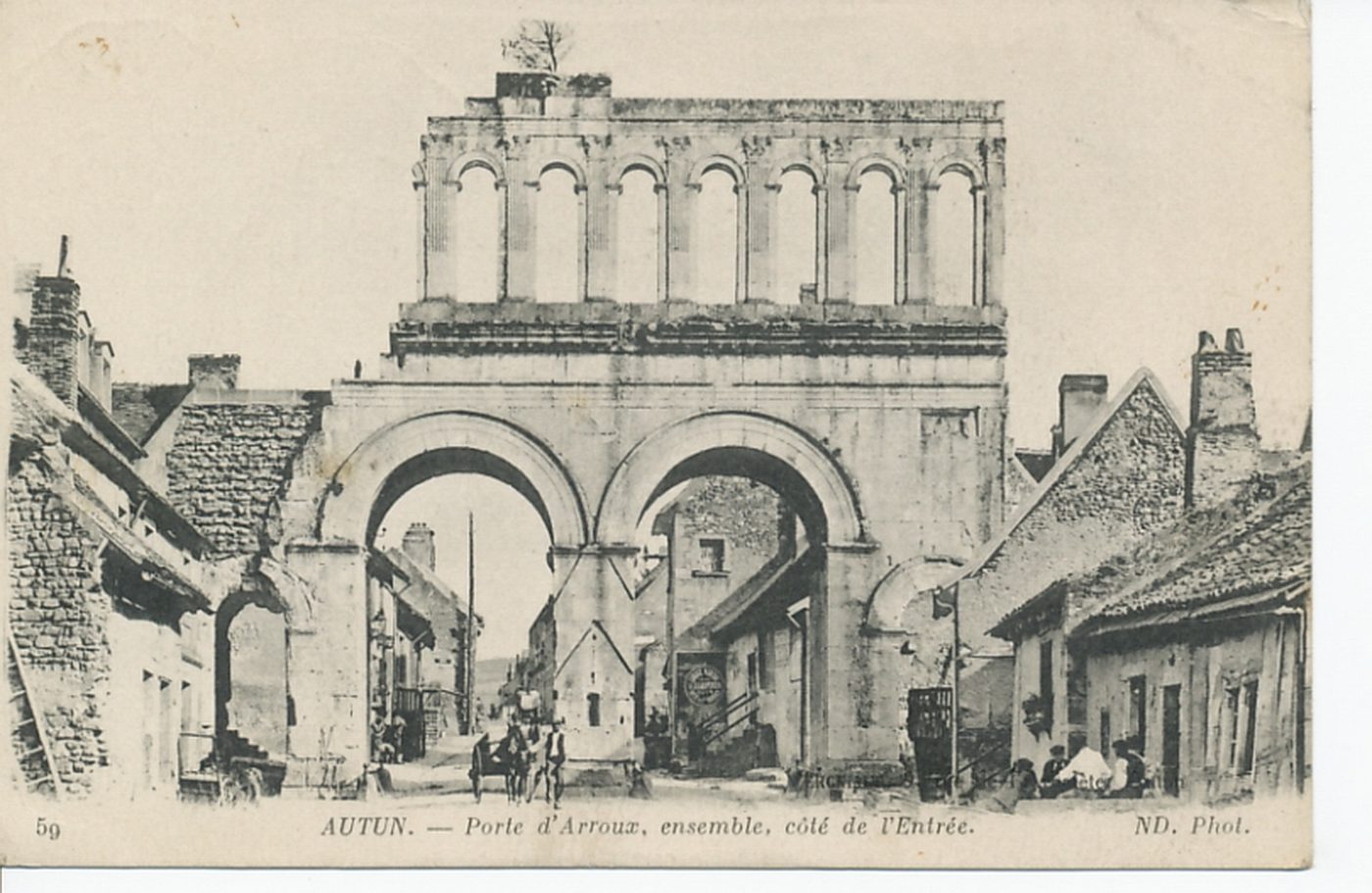Autun. Porte d'Arroux, ensemble, côté de l'entrée.