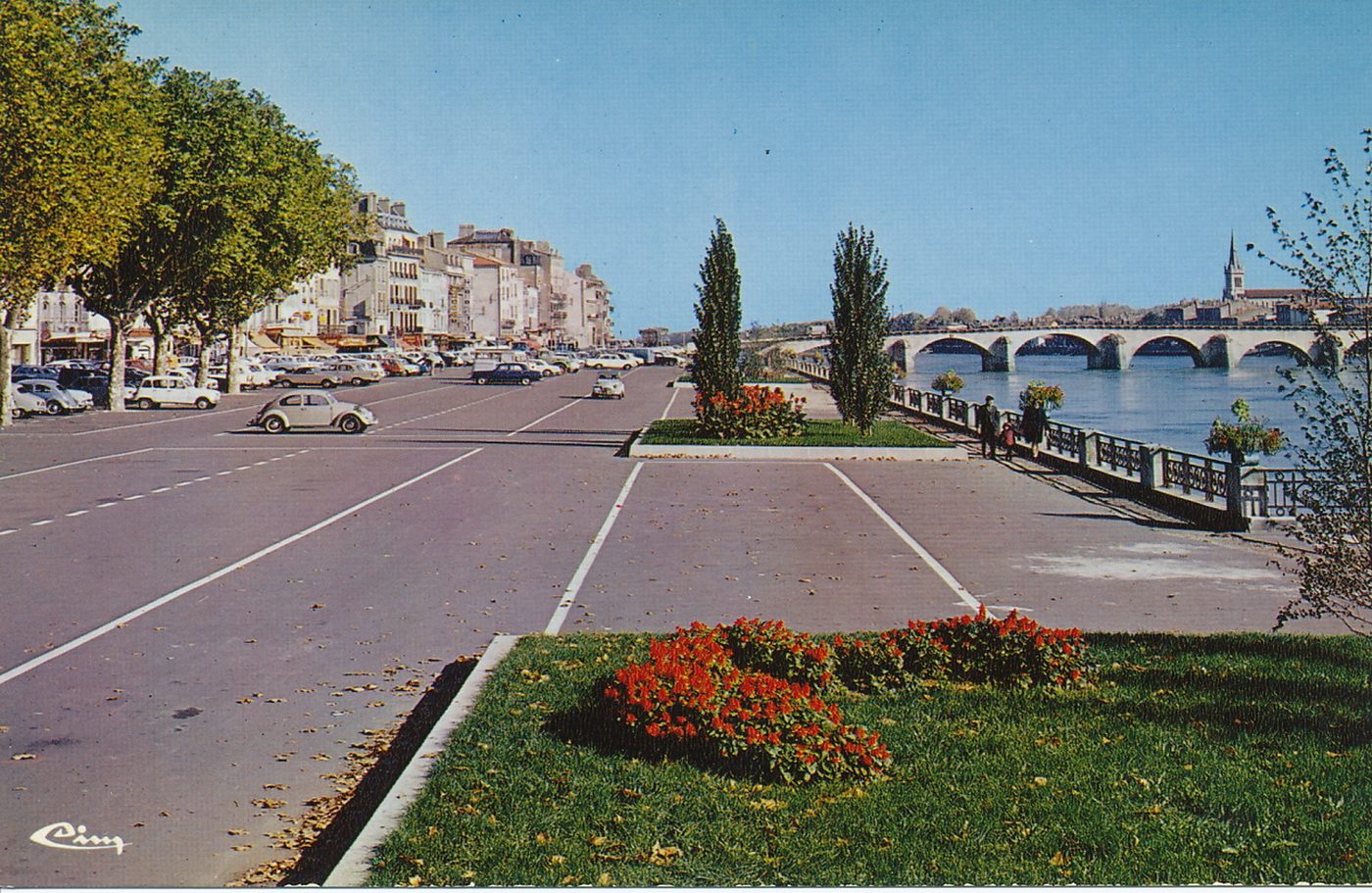 Macon. Quai Lamartine. La Saône et le pont de Saint-Laurent.
