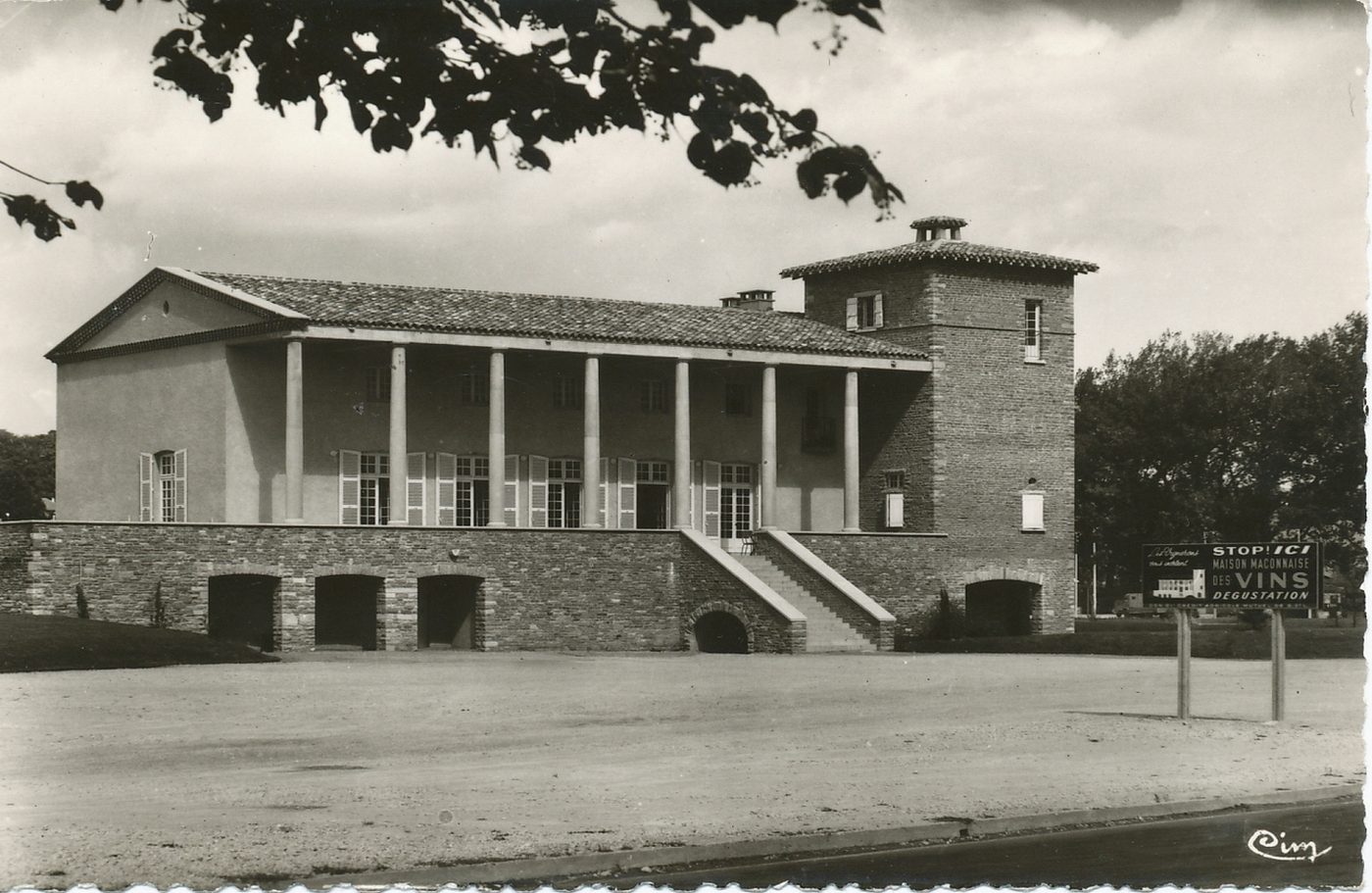 Mâcon. Maison mâconnaise des vins.