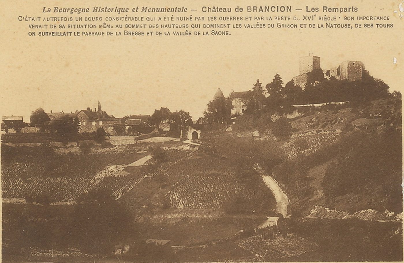 La Bourgogne historique et monumentale. Château de Brancion. Les remparts. C'était autrefois un bourg considérable qui a été ruiné par les guerres et par la peste du XVIe s. Son importance venait de sa situation même au sommet des hauteurs qui dominent les vallées du Grison et de la Natouze, de ses tours on surveillait le passage de la Bresse et de la vallée de la Saône.