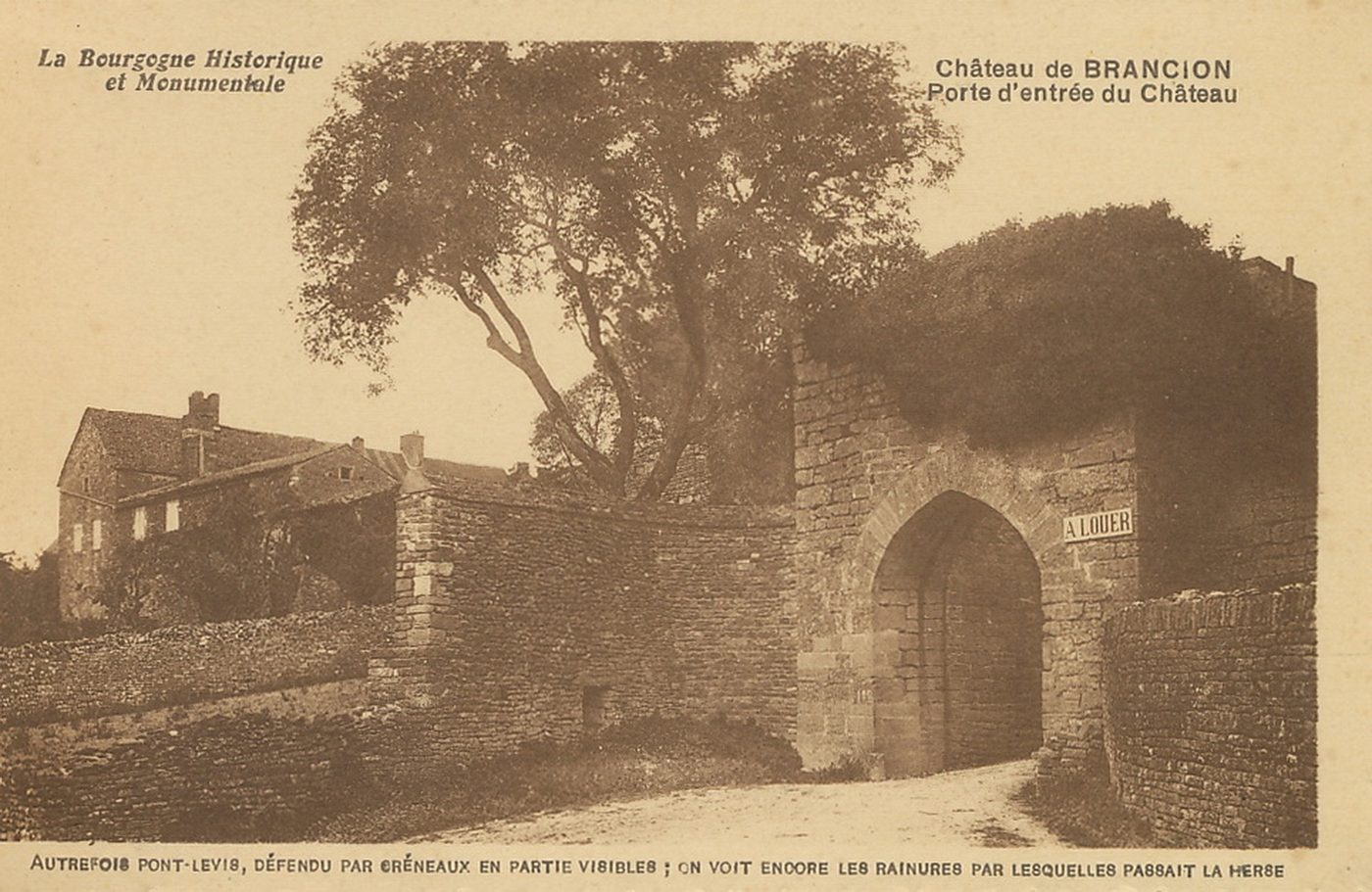 La Bourgogne historique et monumentale. Château de Brancion. Porte d'entrée du château. Autrefois pont-levis, défendu par Créneaux en partie visibles ; on voit encore les rainures par lesquelles passait la herse.