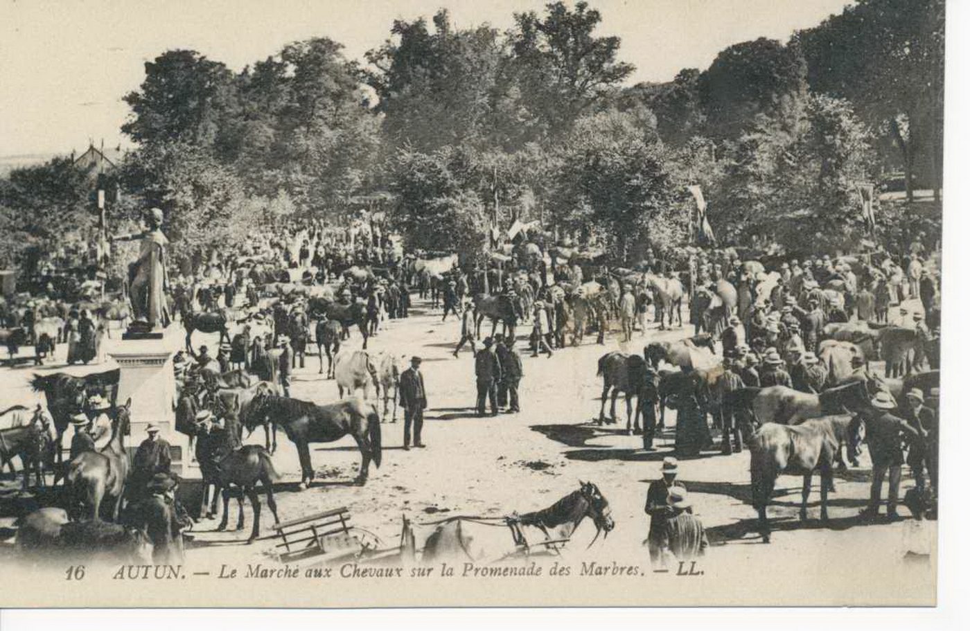 Autun. Le marché aux chevaux sur la promenade des Marbres.