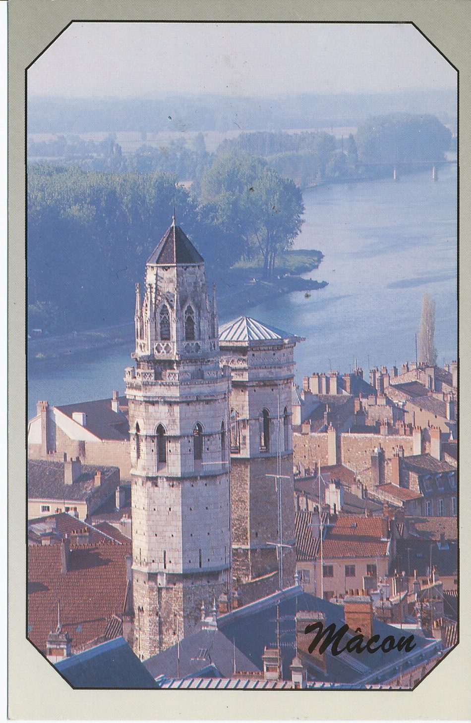 Mâcon. Bourgogne du Sud. Carrefour de l'Europe avec de nombreuses voies de communications. La Saône, A6, A40, RN 6, RN 79. T.G.V. Une étape sur la route des vacances. Gastronomie. Bons vins. Nautisme. Culture. Poésie. Ville natale d'Alphonse de Lamartine. Une des villes les mieux fleuries de France, classée 4 fleurs depuis 1983. Le vieux Saint-Vincent.