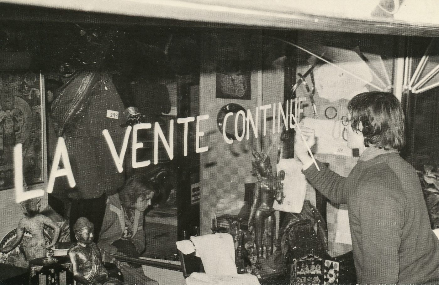 Mâcon. Crue de la Saône. Décembre 1981. "La vente continue". En dépit de toutes les difficultés, les veilles de Noël imposent un maintien de l'activité commerciale, plus particulièrement, peut-être, pour les articles cadeaux. Historique des crues. 1910, 25 janvier au 22 février. Comme partout en France, cette année-là, les eaux envahirent tous les bas quartiers, avec des alternances de baisses lègères, puis de remontées, dues à la fonte des neiges du Jura. Le 28 janvier, on a relevé 6,46 m. Des bâteaux sillonnent les bas quartiers, avec des alternances de baisses légères, puis de remontées, dues à la fonte des neiges du Jura. Le 28 janvier, on a relevé 6,46 m. Des bâteaux sillonnent les bas quartiers, assurant le ravitaillement.