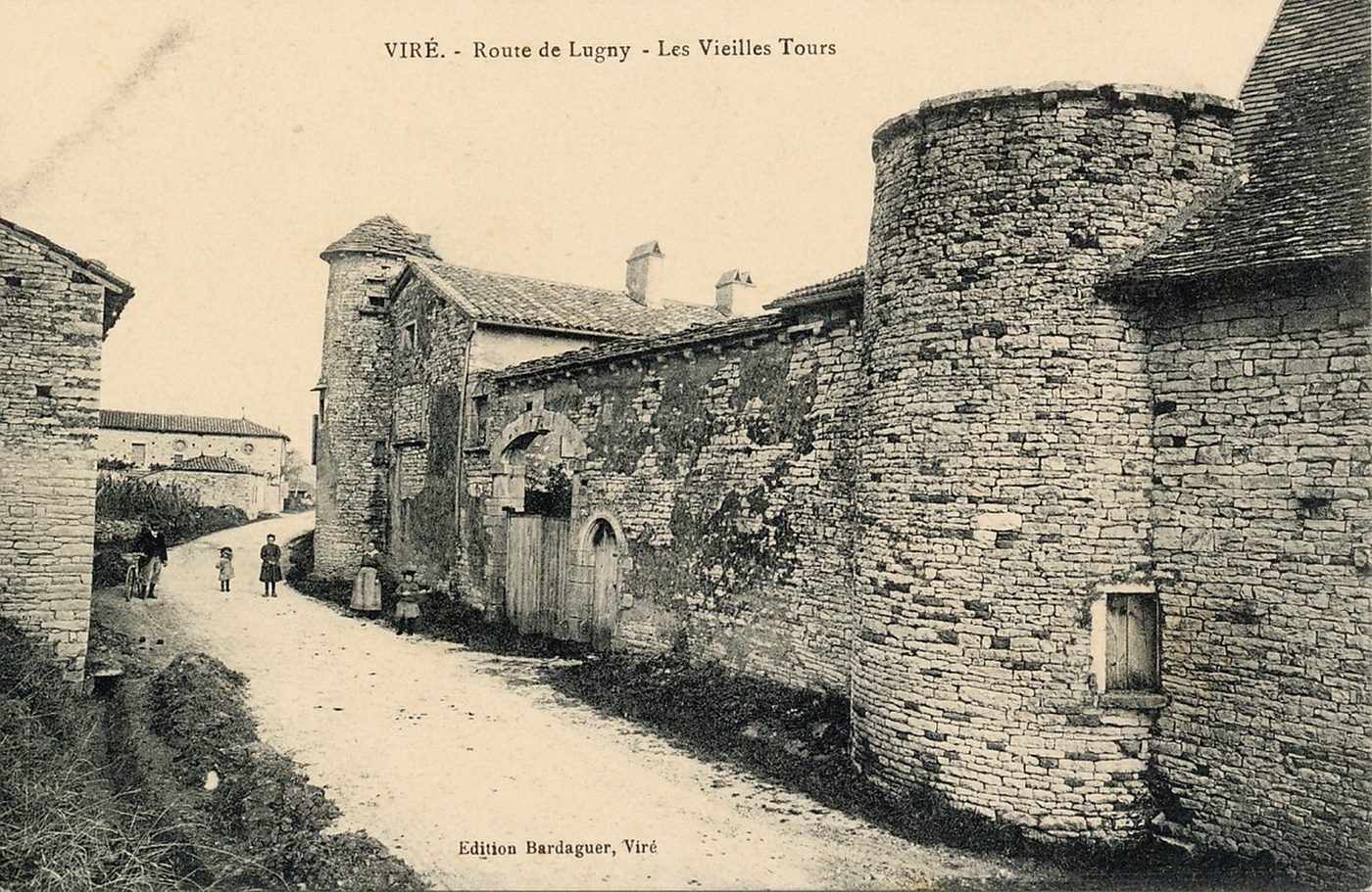 Viré. Route de Lugny. Les vieilles tours.