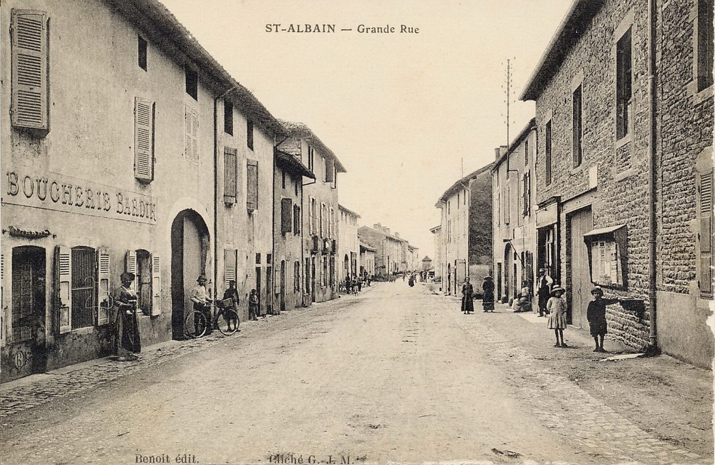 Saint-Albain. Grande rue.