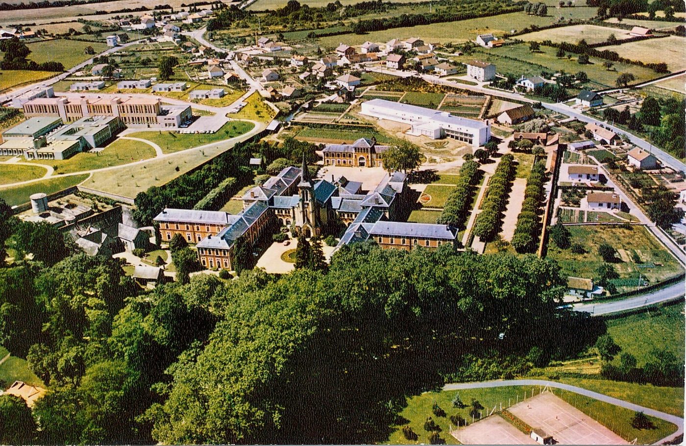 Bourbon-Lancy. Hôpital-hospice et maison de retraite. Architectes : M. Palazzi et M. Durand.