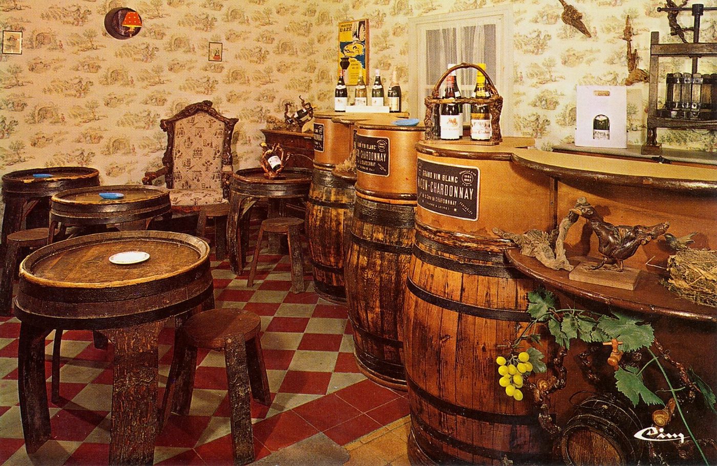 Chardonnay. Café Poulalier au cep charneuron. Fabrique exposition de meubles et souvenirs en ceps de vigne.