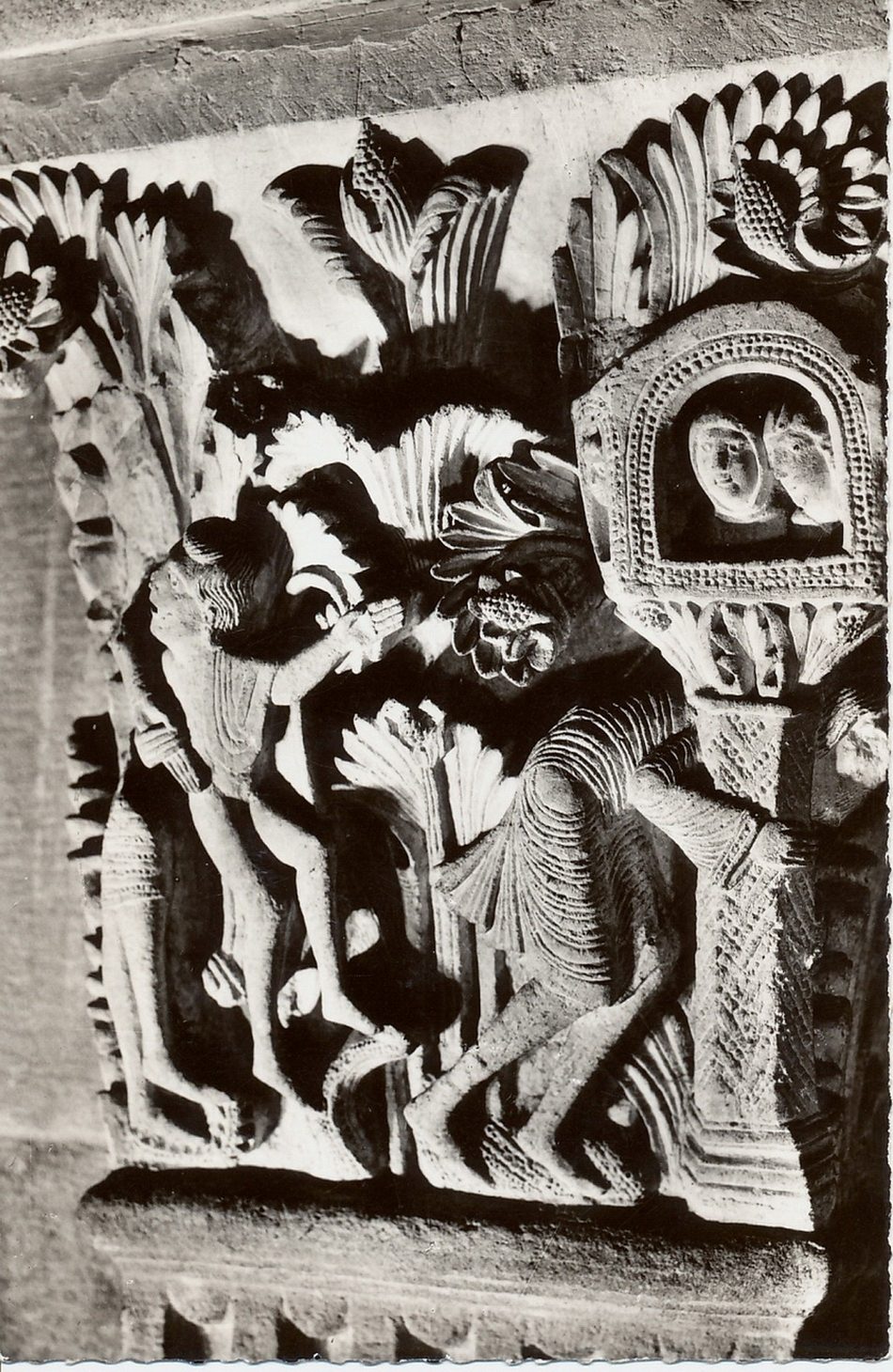 Cathédrale d'Autun. Samson ébranle la salle du festin. Chapiteau du XIIe s.