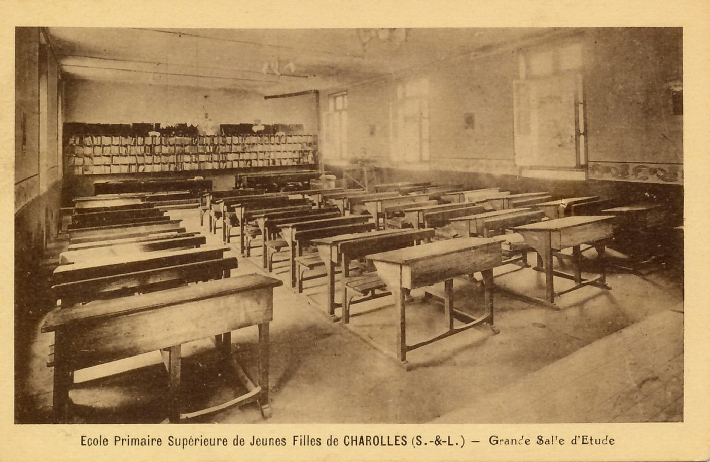 Ecole primaire supérieure de jeunes filles de Charolles. Grande salle d'étude.