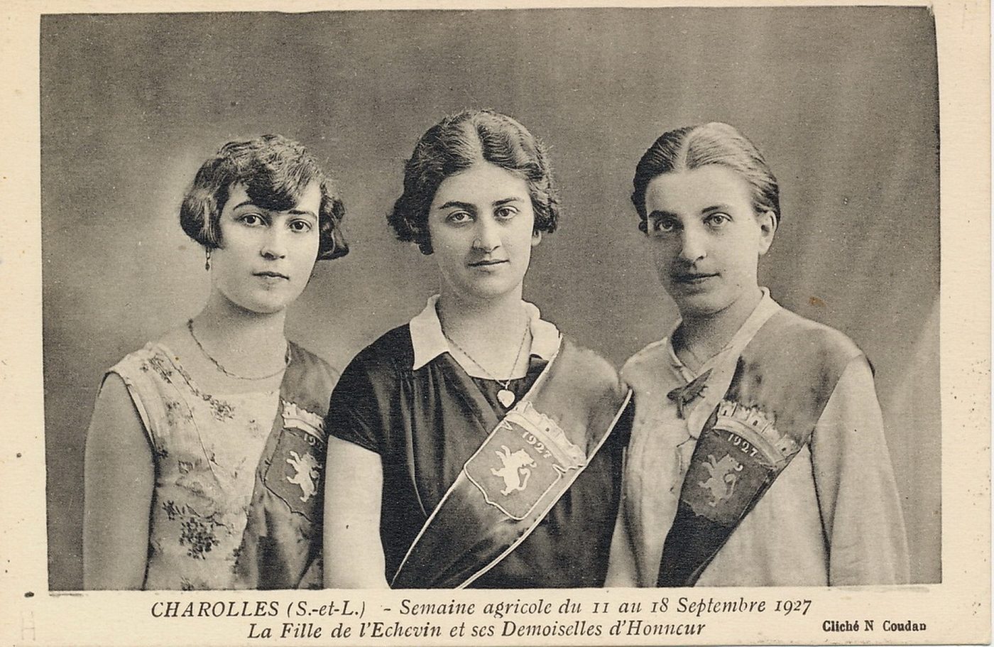 Charolles. Semaine agricole du 11 au 18 septembre 1927. Les demoiselles d'honneur et la fille de l'échevin.