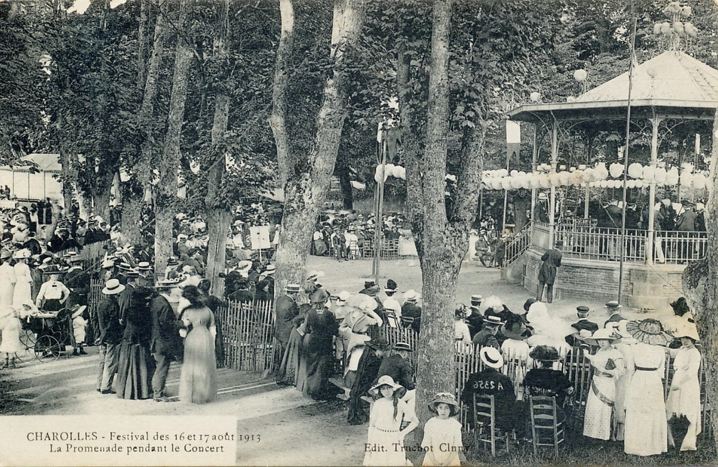 Charolles. Festival des 16 et 17 août 1913. La promenade pendant le concert.