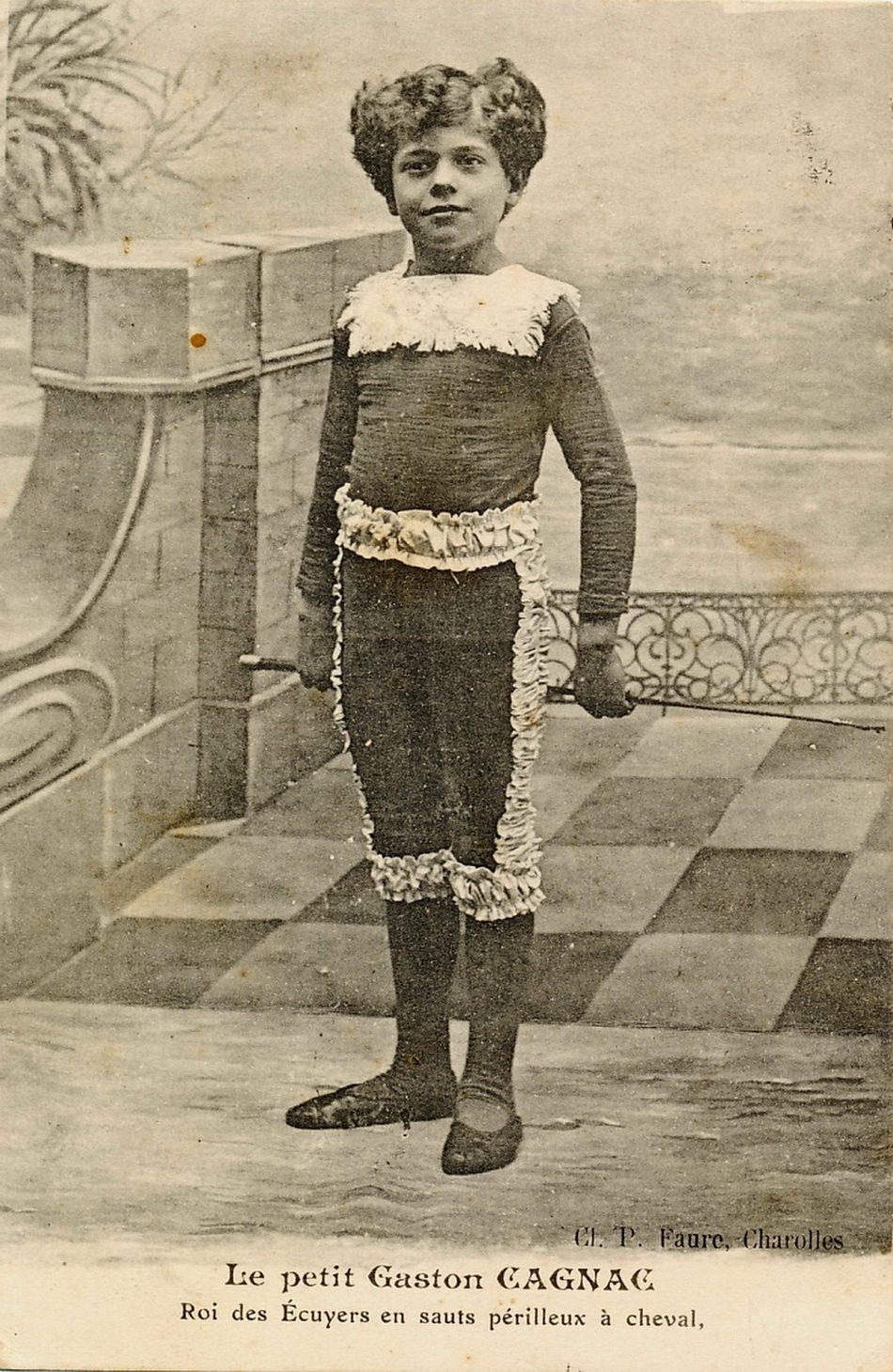 Le petit Gaston Cagnac, roi des écuyers en sauts périlleux à cheval.
