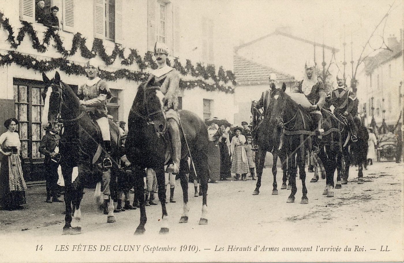 Les fêtes de Cluny, septembre 1910. Les héraults annonçant l'arrivée du roi.
