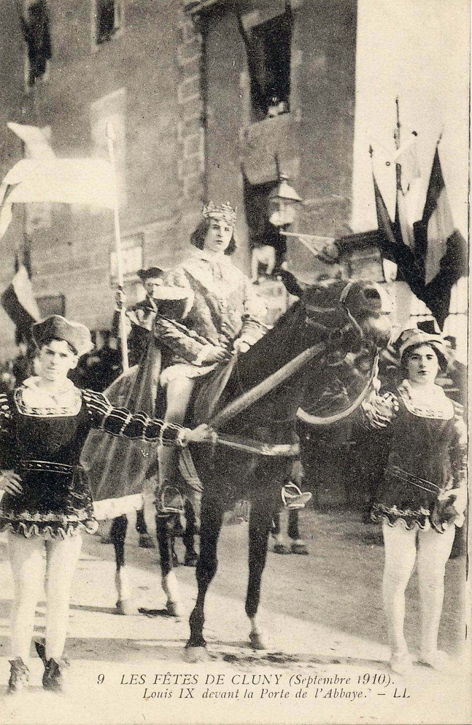 Les fêtes de Cluny (septembre 1910). Louis IX devant la porte de l'abbaye.