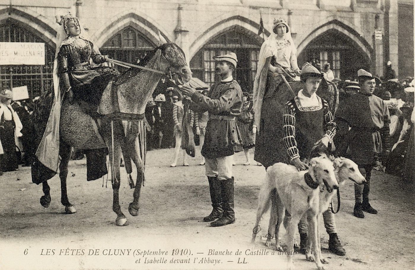 Les fêtes de Cluny (septembre 1910). Blanche de Castille à droite et Isabelle devant l'abbaye.