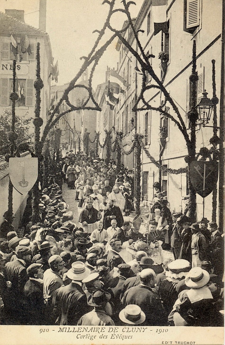Millénaire de Cluny. 1910. Cortège des évêques.