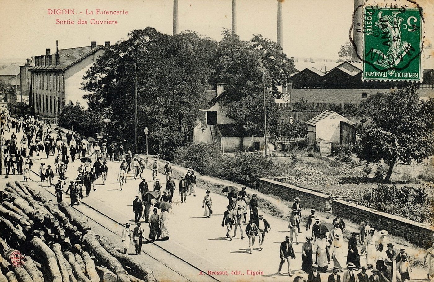 Digoin. La faïencerie. Sortie des ouvriers.
