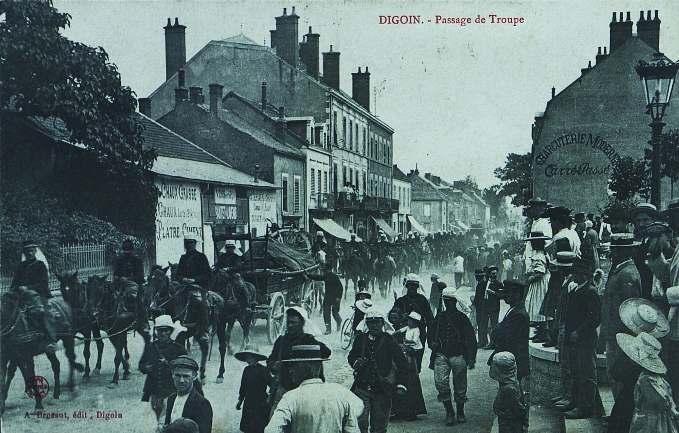 Digoin. Passage de troupe.