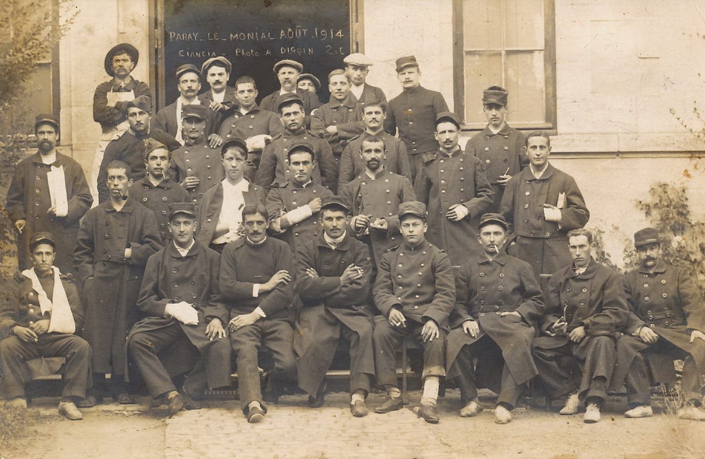 Paray-le-Monial. Hôpital temporaire militaire ? Groupe de soldats blessés.