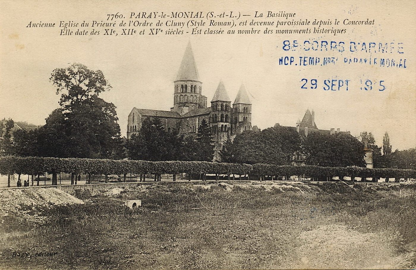 Paray-le-Monial. La basilique. Ancienne église du prieuré de l'ordre de Cluny (style roman) est devenue paroissiale depuis le Concordat. Elle date des XI, XII, XVe s. Est classée au nombre des monuments historiques.