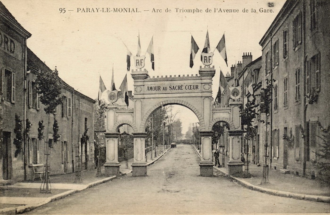 Paray-le-Monial. Arc de triomphe de l'avenue de la gare.