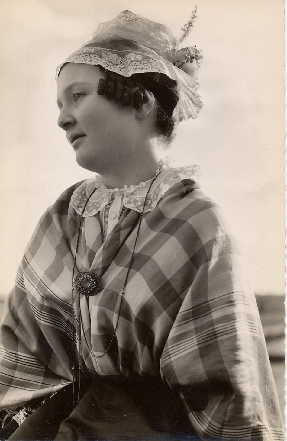 Charollais pittoresque. Jeune fille en coiffe brionnaise.