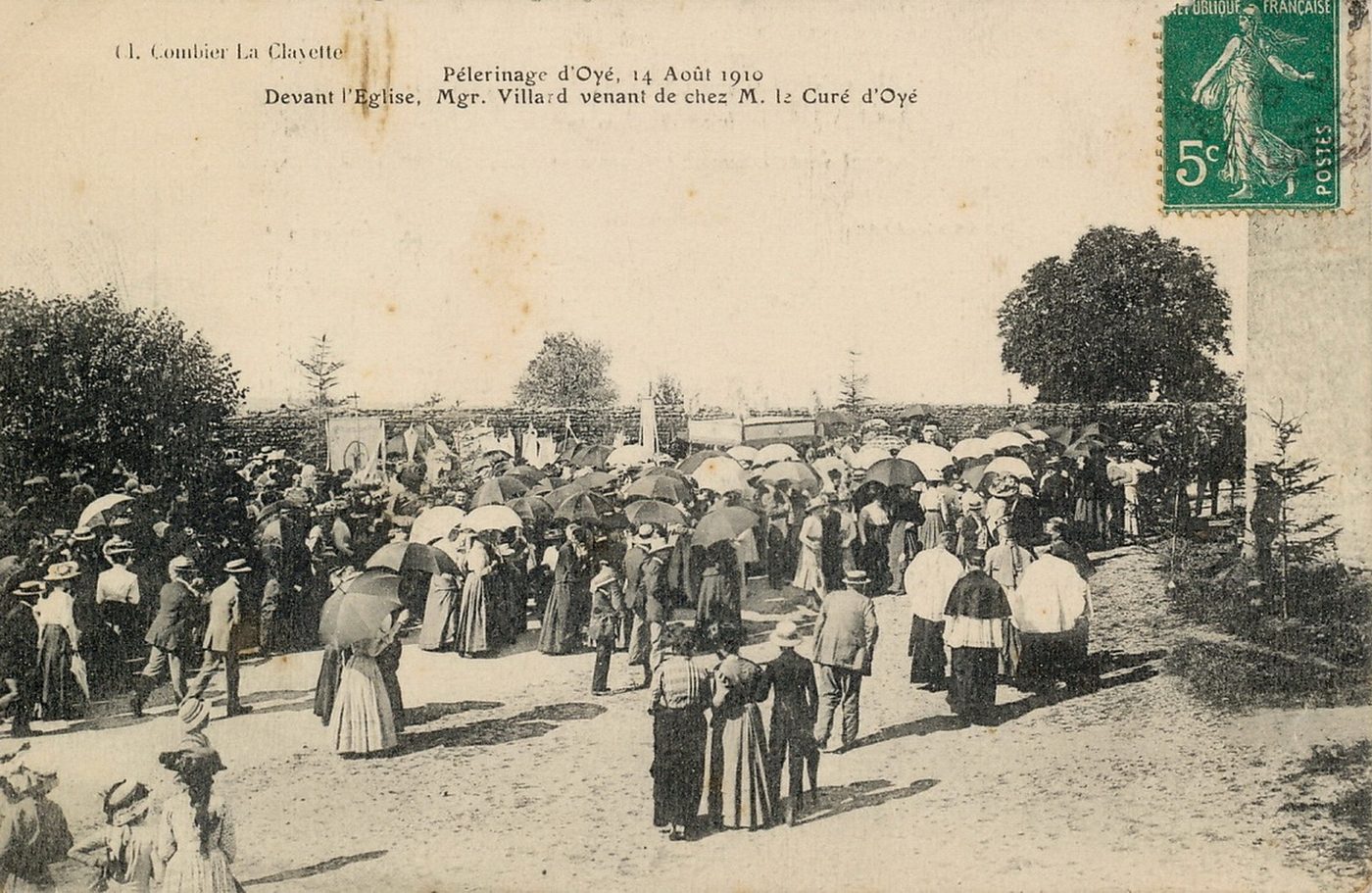 Pélerinage d'Oyé, 14 août 1910. Devant l'église, Mgr Villard venant de chez M. le curé d'Oyé.