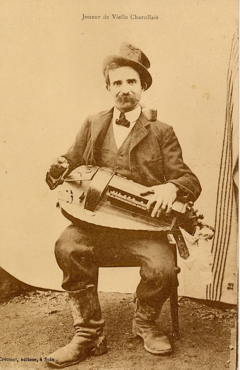 Joueur de vielle charollais.
