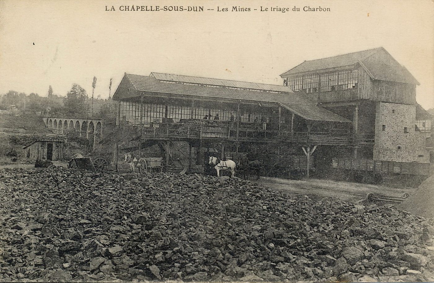 La Chapelle-sous-Dun. Les mines. Le triage du charbon.