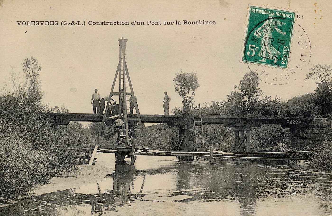 Volesvres. Construction d'un pont sur la Bourbince.