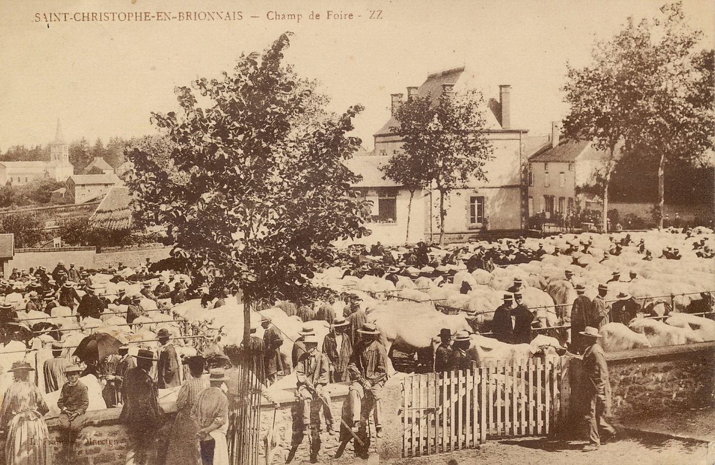 Saint-Christophe-en-Brionnais. Champ de foire.
