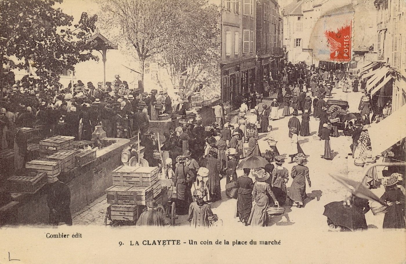 La Clayette. Un coin de la place du marché.