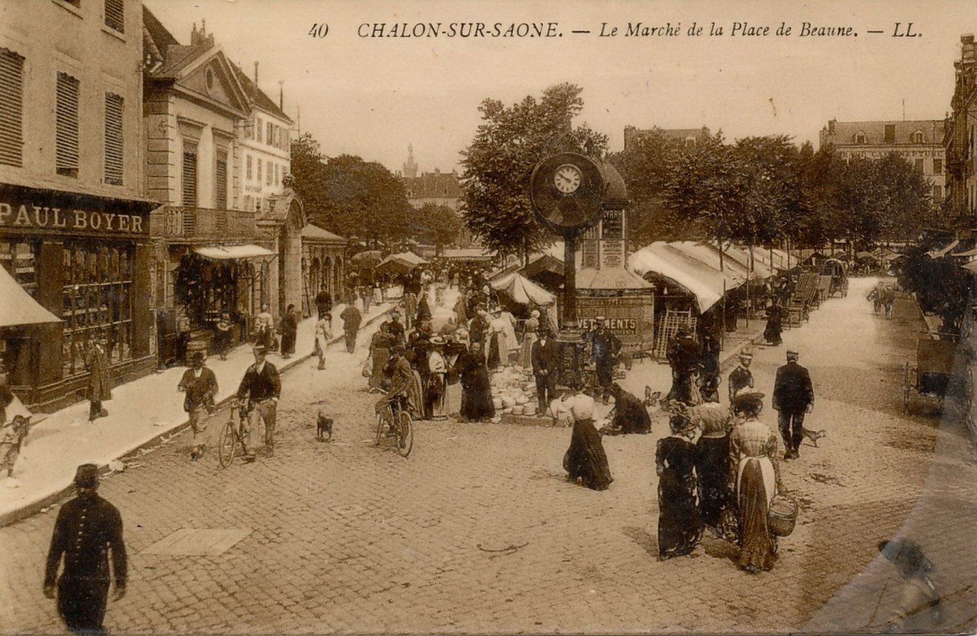 Chalon-sur-Saône. Le marché de la place de Beaune.