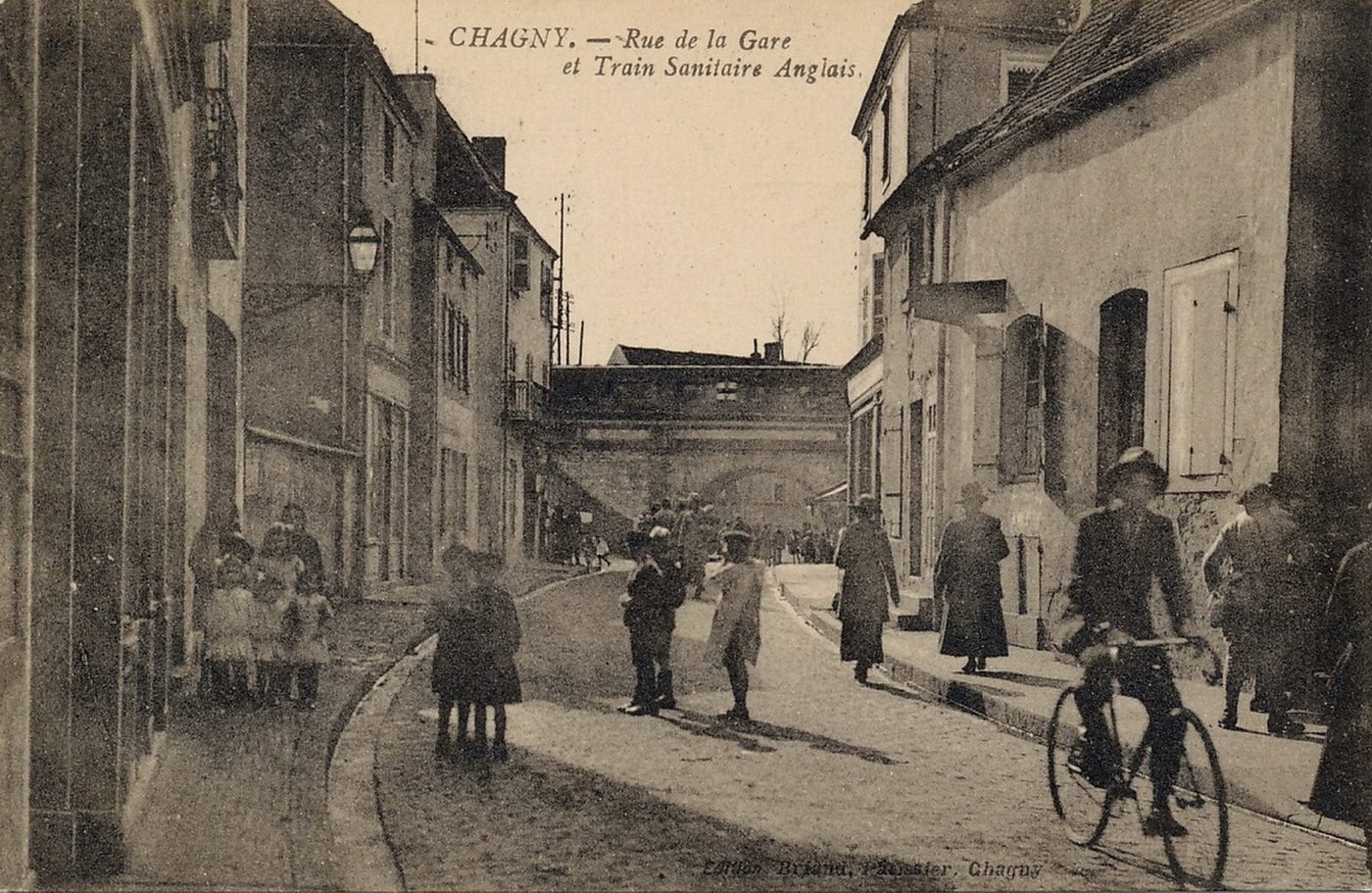 Chagny. Rue de la gare et train sanitaire anglais.