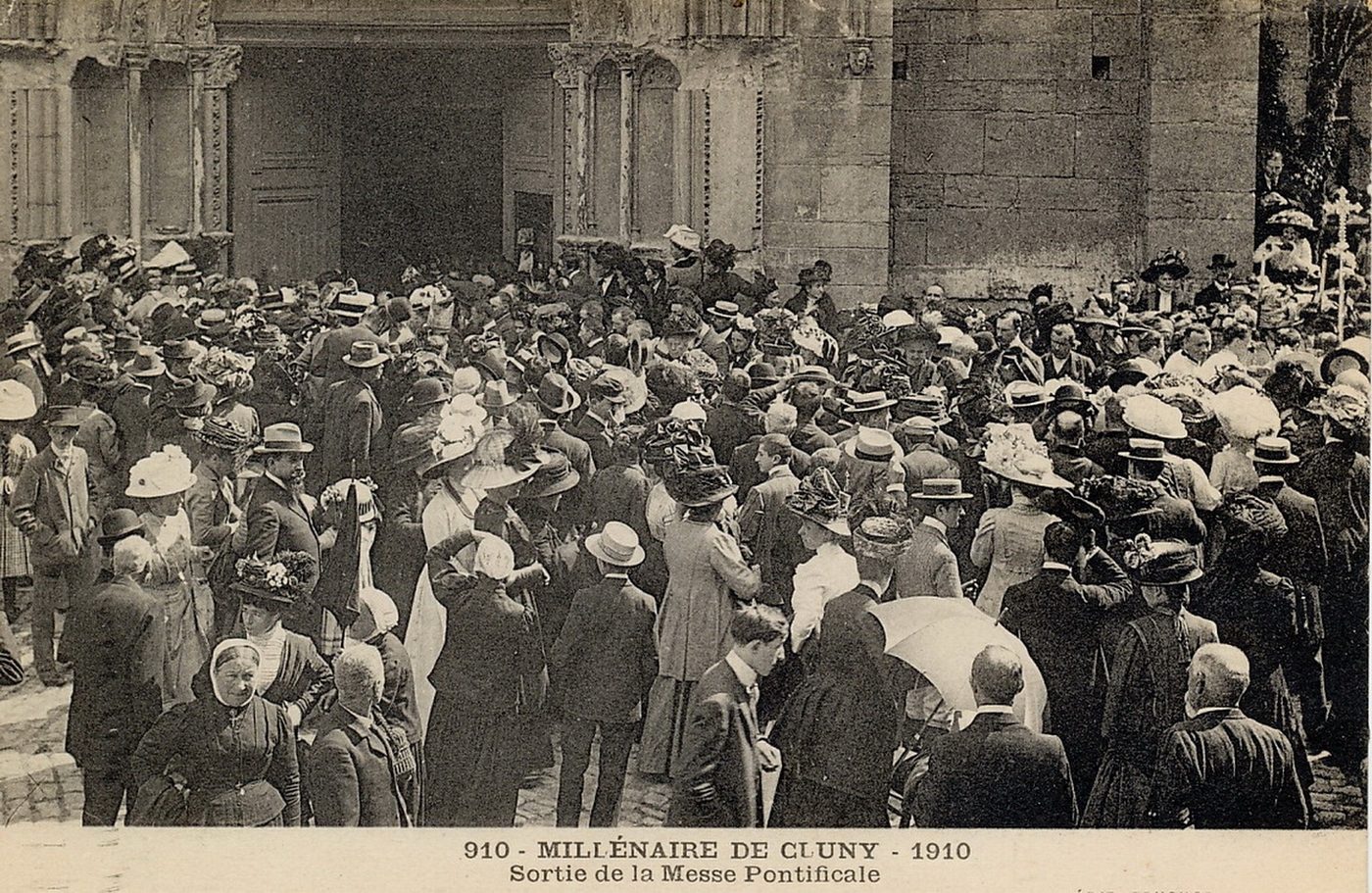 Millénaire de Cluny 1910. Sortie de la messe pontificale.