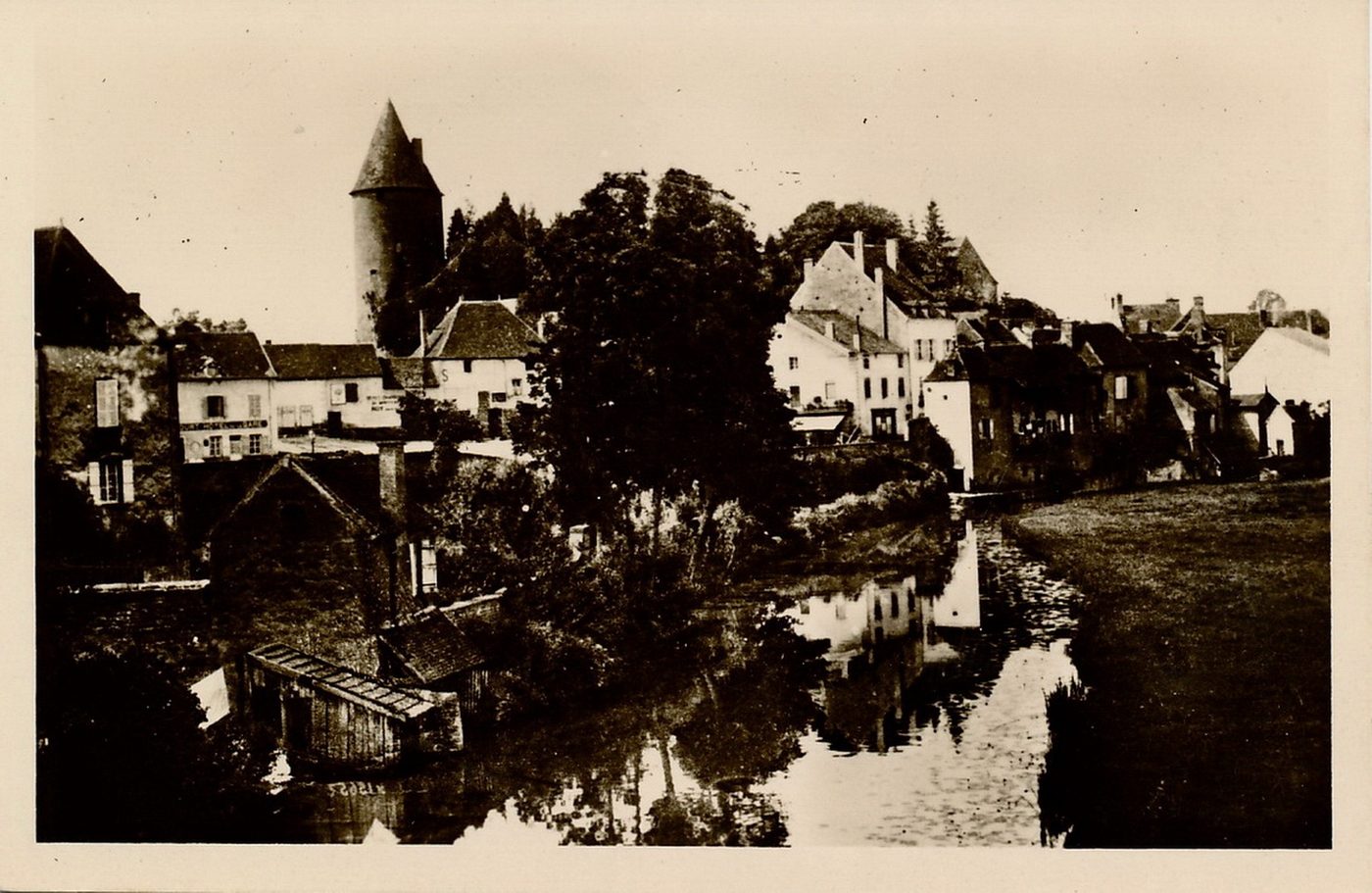 Charolles. Vue prise du pont du chemin de fer.