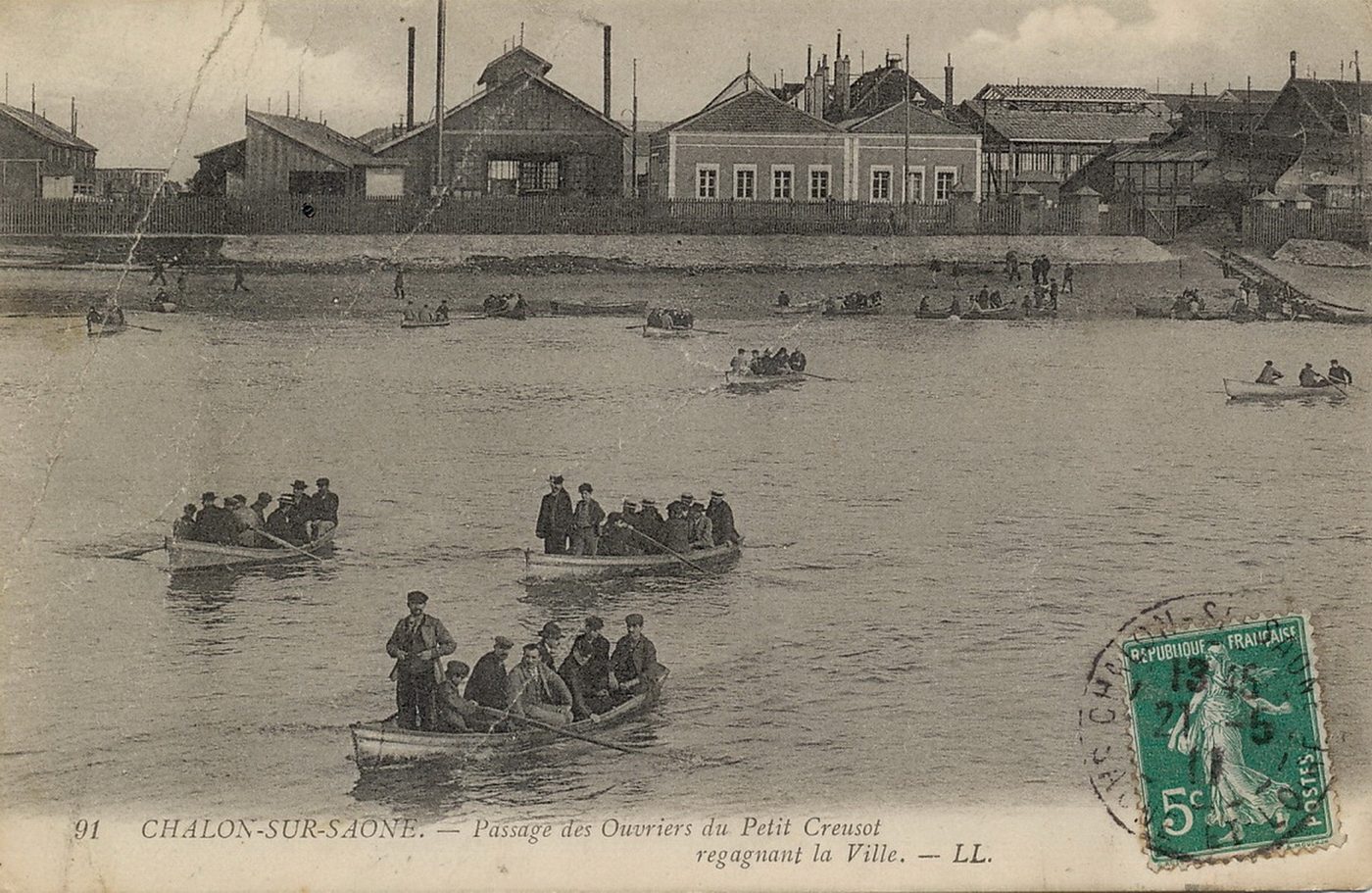Chalon-sur-Saône. Passage des ouvriers du petit Creusot regagnant la ville.