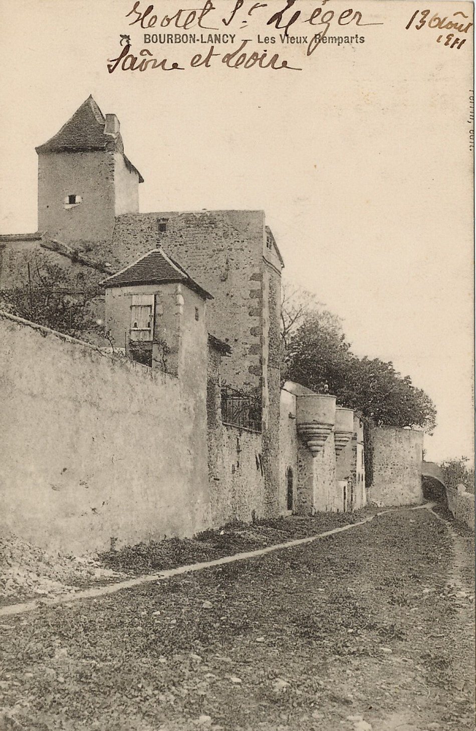 Bourbon-Lancy. Les vieux remparts.
