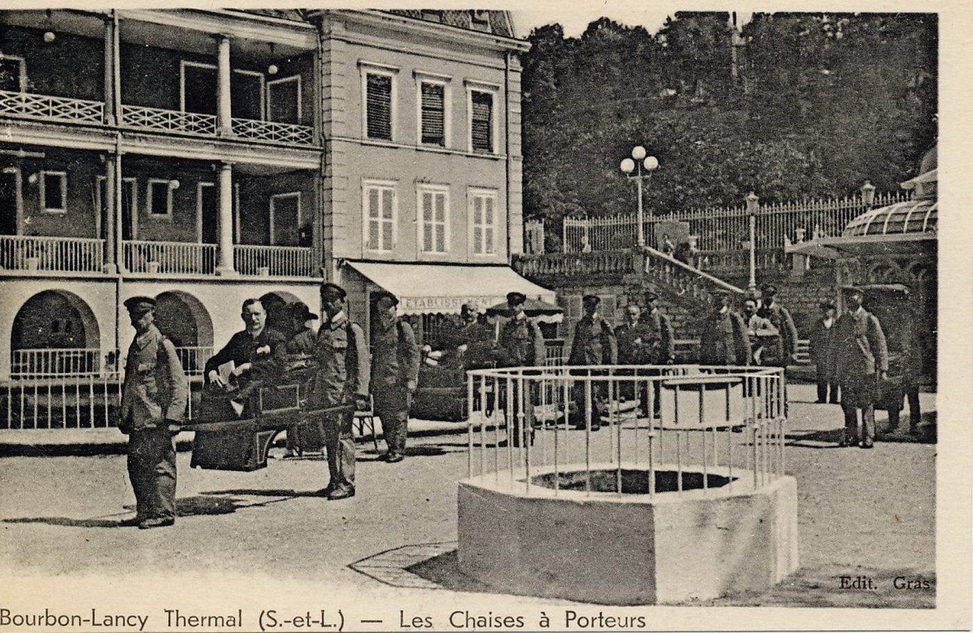 Bourbon-Lancy thermal. Les chaise à porteurs.